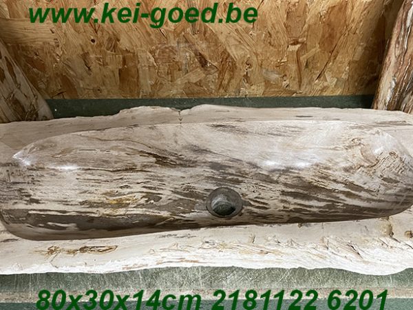 opbouw lange wasbak van versteend hout