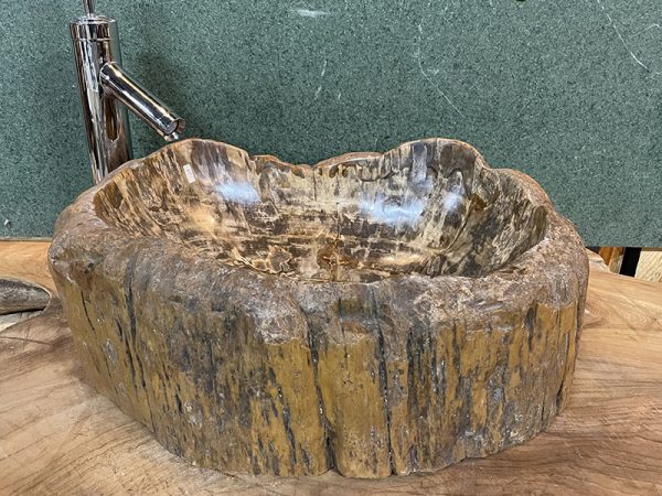 Lavabo bruin van versteend hout